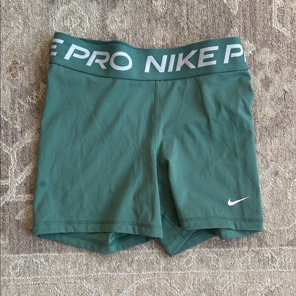 Nike Pro 365 Women’s Green Training Shorts Size Medium